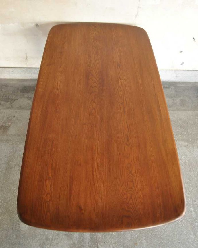 アーコールの家具 アンティーク家具 スッキリとした脚がオシャレなヴィンテージ家具、アーコール社のダイニングテーブル。天板もキレイに修復しましたテーブルの主役はやっぱり天板。(x-1003-f)