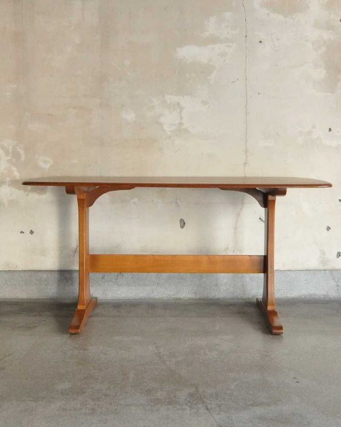 アーコールの家具 アンティーク家具 スッキリとした脚がオシャレなヴィンテージ家具、アーコール社のダイニングテーブル。真横から見ると・・・サイドから見てみると、こんな感じで美しいです。(x-1003-f)