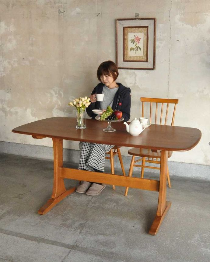 アーコールの家具 アンティーク家具 スッキリとした脚がオシャレなヴィンテージ家具、アーコール社のダイニングテーブル。スマートなデザインが人気のヴィンテージテーブルシンプルなデザインだから、どんなインテリアにも似合っちゃう所が人気のヒミツ。(x-1003-f)