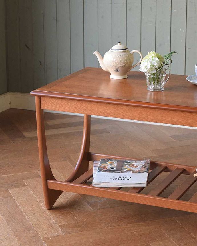 G-PLAN(Gプラン)　アンティーク家具　ヴィンテージの北欧インテリア、G-planのコーヒーテーブル。クールな表情の中に感じられるぬくもり･･･ヴィンテージの家具は一見クールな表情。(x-1004-f)