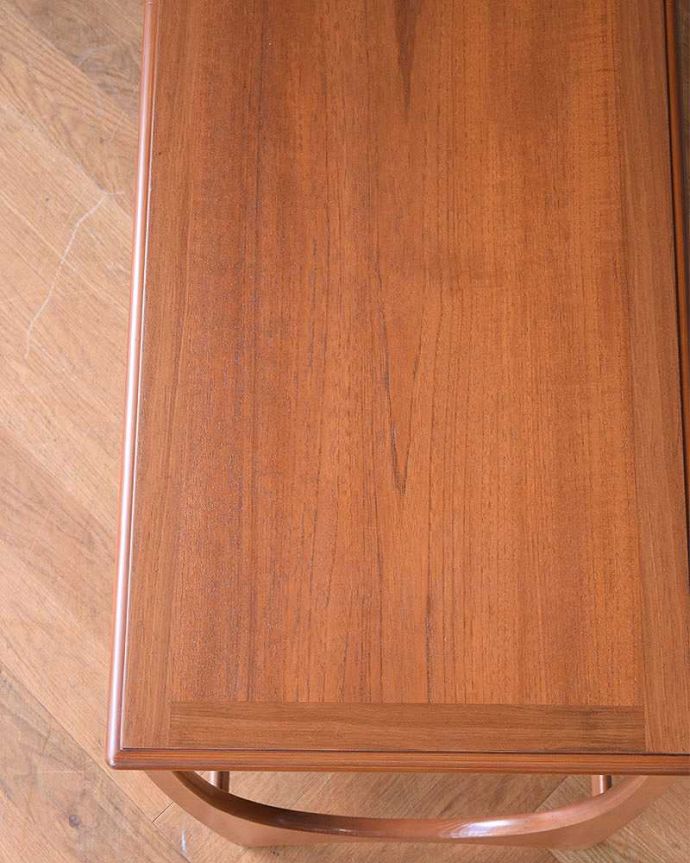 G-PLAN(Gプラン)　アンティーク家具　ヴィンテージの北欧インテリア、G-planのコーヒーテーブル。近づいて見てみると･･･天板を近くで見て下さい。(x-1004-f)