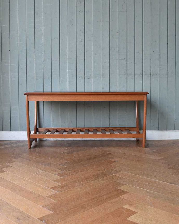 G-PLAN(Gプラン)　アンティーク家具　ヴィンテージの北欧インテリア、G-planのコーヒーテーブル。360度、どこから見てもカッコいい！アンティークは新品ではないので、もちろん経年変化によるキズはありますが、専門の職人がしっかりお直しをしているので、どの角度から見てもキレイです。(x-1004-f)