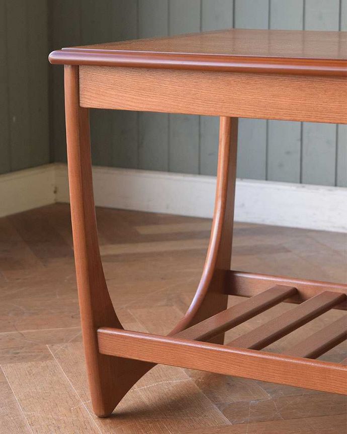 G-PLAN(Gプラン)　アンティーク家具　ヴィンテージの北欧インテリア、G-planのコーヒーテーブル。持ち上げなくても移動できます！Handleのアンティークは、脚の裏にフェルトキーパーをお付けしていますので、床を滑らせてれば移動が簡単です。(x-1004-f)