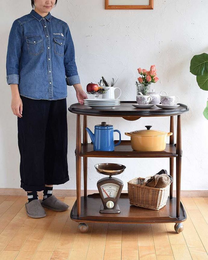 アーコールの家具　アンティーク家具　サイドテーブルとしてもおススメ、３サイズで使えるアーコールのワゴンテーブル。天板が大きくなっちゃう便利なトローリードロップリーフタイプになっているアンティークのトローリー。(x-1005-f)