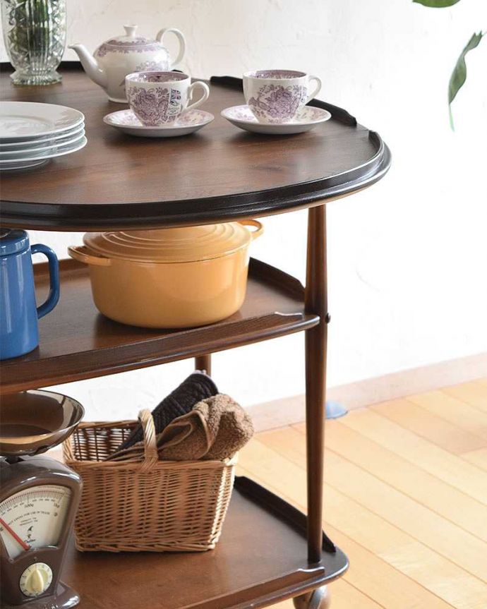 アーコールの家具　アンティーク家具　サイドテーブルとしてもおススメ、３サイズで使えるアーコールのワゴンテーブル。アンティークのワゴンは使い方が自由自在簡単に移動が出来るワゴン。(x-1005-f)