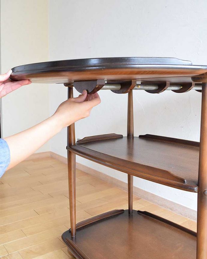 アーコールの家具　アンティーク家具　サイドテーブルとしてもおススメ、３サイズで使えるアーコールのワゴンテーブル。あっという間に大きくなります天板を持ち上げて下にあるバーを引っぱりだせば、あっという間に大きな作業台に。(x-1005-f)