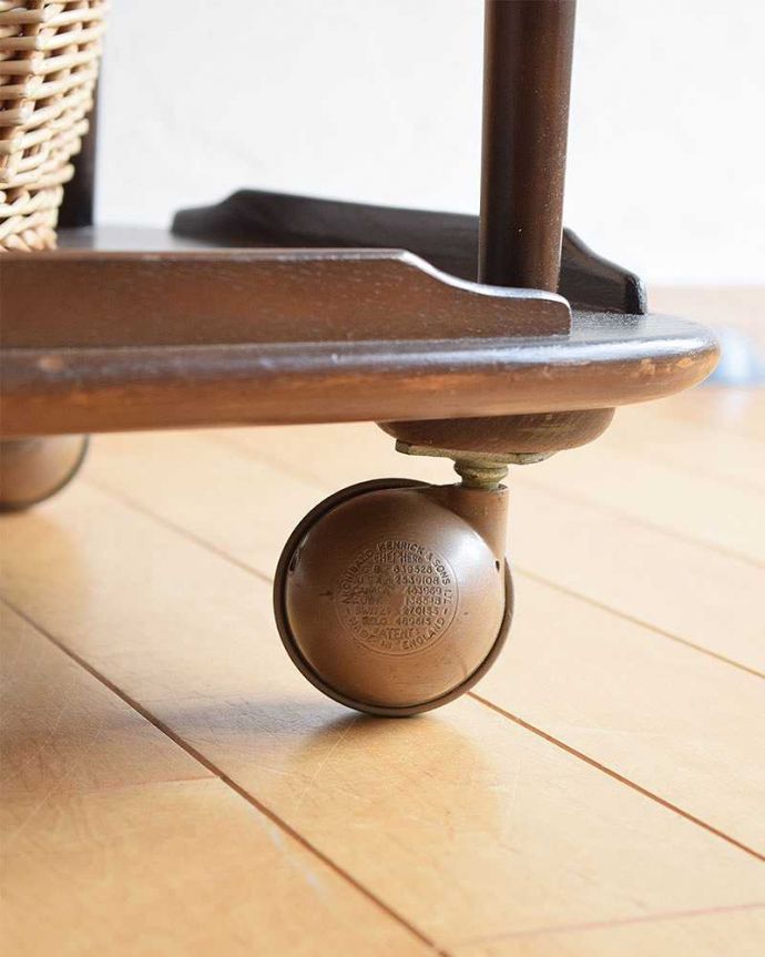 アーコールの家具　アンティーク家具　サイドテーブルとしてもおススメ、３サイズで使えるアーコールのワゴンテーブル。ちゃんと動きます脚先にはキャスターが。(x-1005-f)