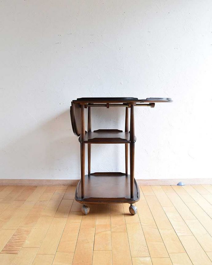 アーコールの家具　アンティーク家具　サイドテーブルとしてもおススメ、３サイズで使えるアーコールのワゴンテーブル。片方開いて･･･リーフを片方だけ開いて使うことも出来ます。(x-1005-f)