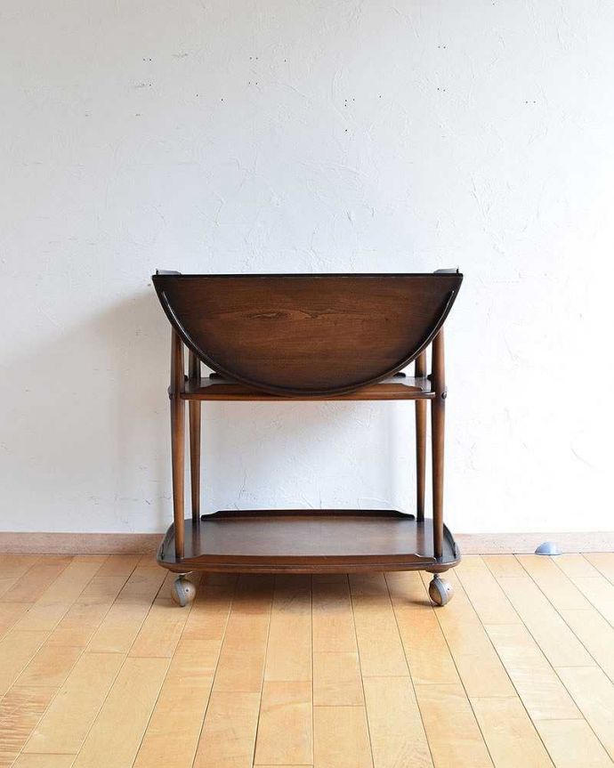 アーコールの家具　アンティーク家具　サイドテーブルとしてもおススメ、３サイズで使えるアーコールのワゴンテーブル。360度、どこから見てもキレイアンティークは新品ではないので、もちろん経年変化によるキズはありますが、専門の職人がキレイにお直しをしているので、どの角度から見てもキレイです。(x-1005-f)