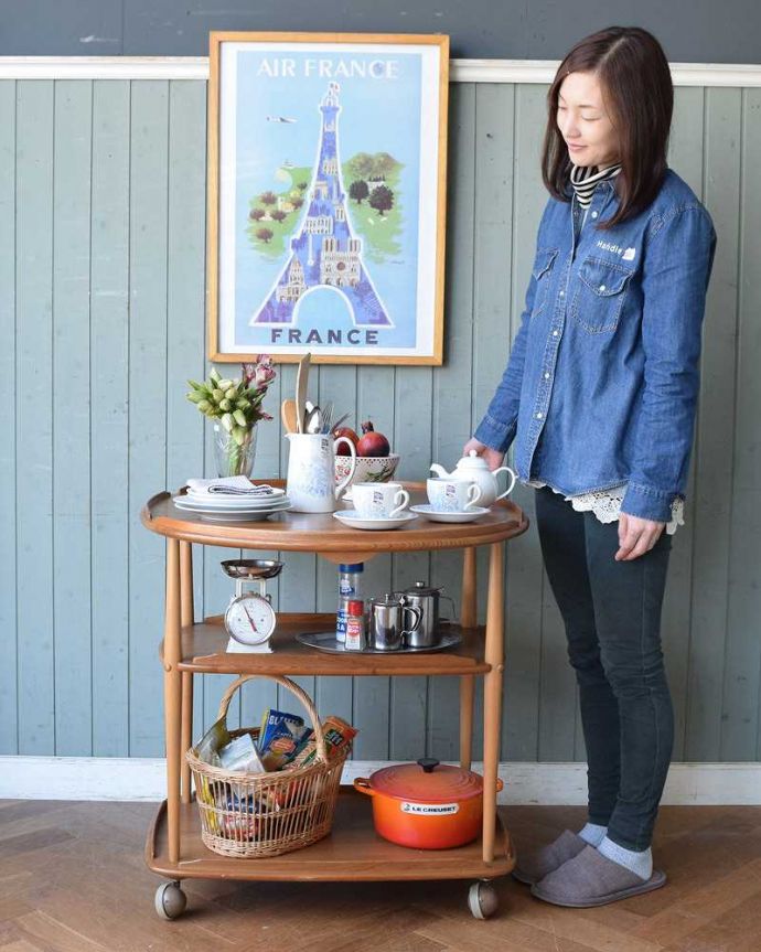 アーコールの家具 アンティーク家具 天板がバタフライ式になった、ERCOL社のヴィンテージワゴンテーブル。とっても便利なアーコールのワゴンアーコールらしいフォルムの美しさがキュッと詰まったワゴン。(x-1006-f)