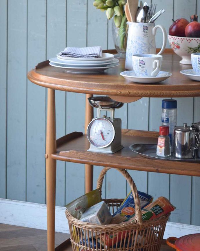 アーコールの家具 アンティーク家具 天板がバタフライ式になった、ERCOL社のヴィンテージワゴンテーブル。アンティークのワゴンは使い方が自由自在簡単に移動が出来るワゴン。(x-1006-f)