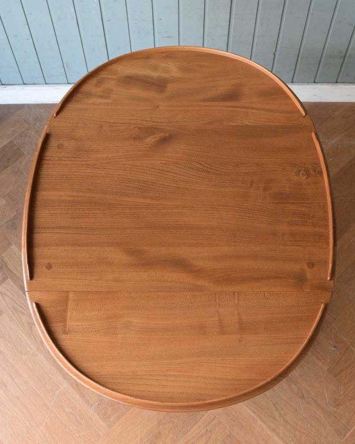 アーコールの家具 アンティーク家具 天板がバタフライ式になった、ERCOL社のヴィンテージワゴンテーブル。広げればテーブル代わりになっちゃう広い天板上から見ると、まるでアーコールのバタフライテーブル。(x-1006-f)