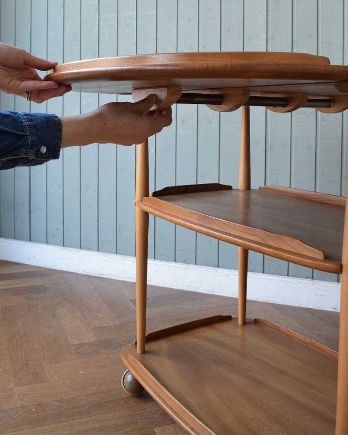 アーコールの家具 アンティーク家具 天板がバタフライ式になった、ERCOL社のヴィンテージワゴンテーブル。あっという間に大きくなりますアーコールのテーブルと全く同じように天板を持ち上げて下にあるバーを引っぱりだせば、あっという間に大きな作業台。(x-1006-f)