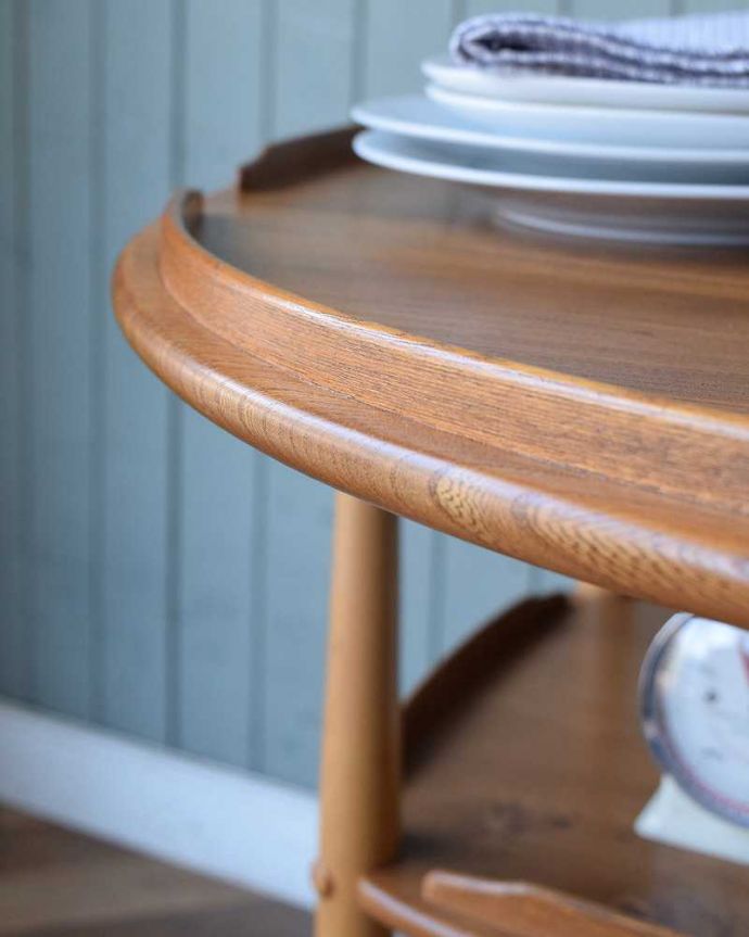 アーコールの家具 アンティーク家具 天板がバタフライ式になった、ERCOL社のヴィンテージワゴンテーブル。ちょっとしたこだわり天板の縁の部分に落ちないような仕掛けが。(x-1006-f)