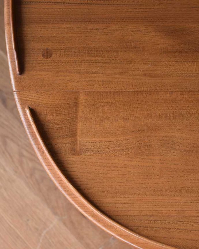 アーコールの家具 アンティーク家具 天板がバタフライ式になった、ERCOL社のヴィンテージワゴンテーブル。近づいてみると・・・修復にもいろんな方法がありますが、Handleでは塗装にこだわって古い塗装を剥離して再塗装していますのでピカピカです。(x-1006-f)