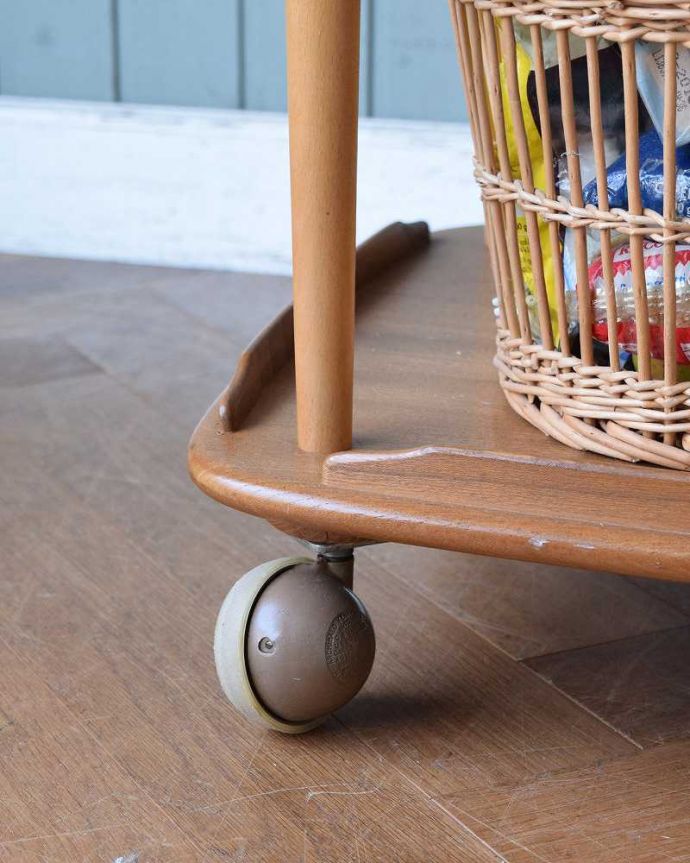 アーコールの家具 アンティーク家具 天板がバタフライ式になった、ERCOL社のヴィンテージワゴンテーブル。ちゃんと動きます脚先にはキャスターが。(x-1006-f)