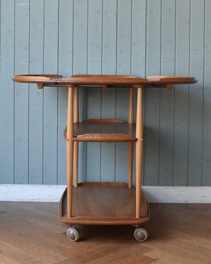 アーコールの家具 アンティーク家具 天板がバタフライ式になった、ERCOL社のヴィンテージワゴンテーブル。両方開くとリーフを両方開くと、大きなサイズに。(x-1006-f)