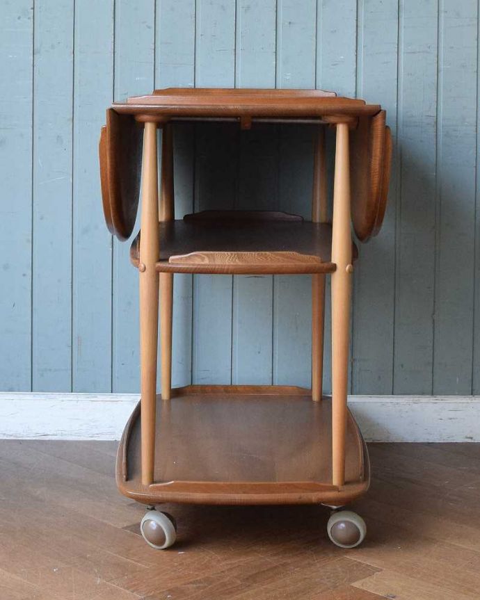 アーコールの家具 アンティーク家具 天板がバタフライ式になった、ERCOL社のヴィンテージワゴンテーブル。キッチンだけじゃもったいない!アンティークのワゴンはデザインもキレイなので、キッチン用として使うだけじゃなく、家具としていろいろ使えます。(x-1006-f)