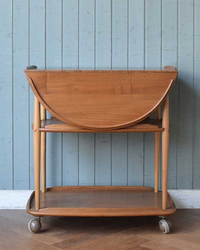 アーコールの家具 アンティーク家具 天板がバタフライ式になった、ERCOL社のヴィンテージワゴンテーブル。360度、どこから見てもキレイアンティークは新品ではないので、もちろん経年変化によるキズはありますが、専門の職人がキレイにお直しをしているので、どの角度から見てもキレイです。(x-1006-f)