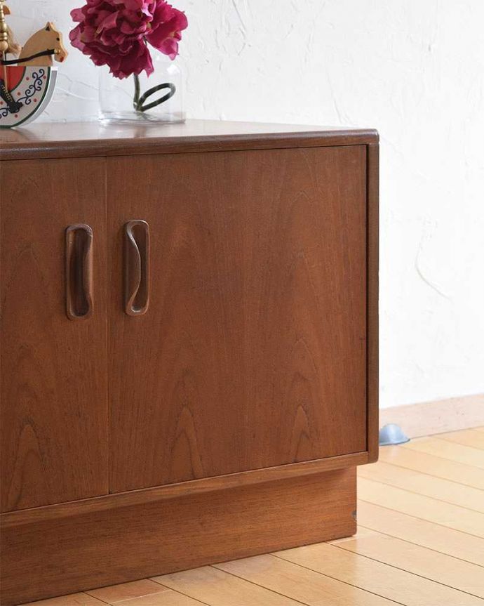 G-PLAN(Gプラン) アンティーク家具 コンパクトなテレビボードにおススメ、G-PLANのシンプルなサイドボード。ヴィンテージ家具らしいあたたかさ。(x-1007-f)