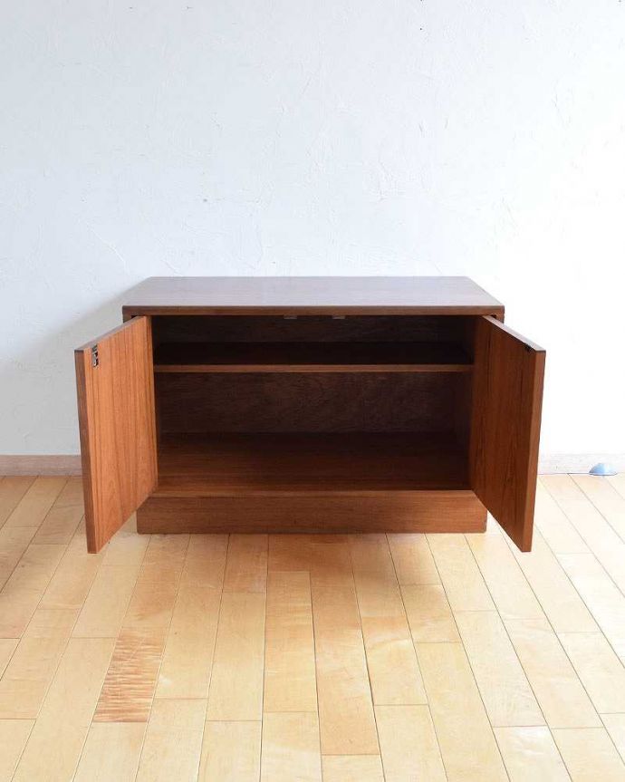 G-PLAN(Gプラン) アンティーク家具 コンパクトなテレビボードにおススメ、G-PLANのシンプルなサイドボード。扉の奥はたっぷり収納扉を開けると、中にはたっぷりの収納。(x-1007-f)