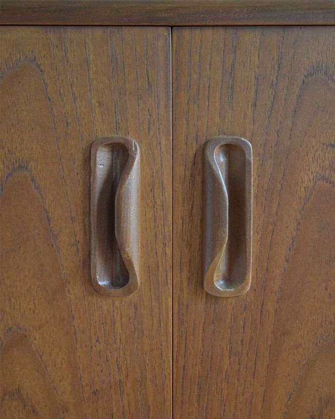 G-PLAN(Gプラン) アンティーク家具 コンパクトなテレビボードにおススメ、G-PLANのシンプルなサイドボード。デザインの一部になっている取っ手取っ手のデザインもシンプルかつ機能的に。(x-1007-f)