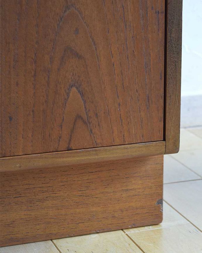 G-PLAN(Gプラン) アンティーク家具 コンパクトなテレビボードにおススメ、G-PLANのシンプルなサイドボード。女性1人でラクラク運べちゃう仕掛けHandleのアンティークの脚の裏にはフェルトキーパーが付いているんです。(x-1007-f)