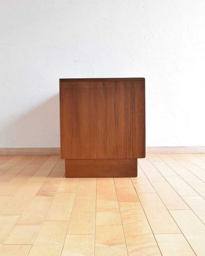 G-PLAN(Gプラン) アンティーク家具 コンパクトなテレビボードにおススメ、G-PLANのシンプルなサイドボード。横から見てもスッキリどこから見てもスッキリとしてステキなヴィンテージ。(x-1007-f)