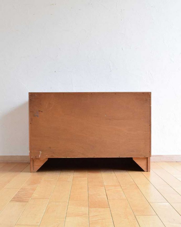 G-PLAN(Gプラン) アンティーク家具 コンパクトなテレビボードにおススメ、G-PLANのシンプルなサイドボード。もちろん後ろ姿もキレイですビンテージは新品ではないので、もちろん経年変化によるキズはあります。(x-1007-f)