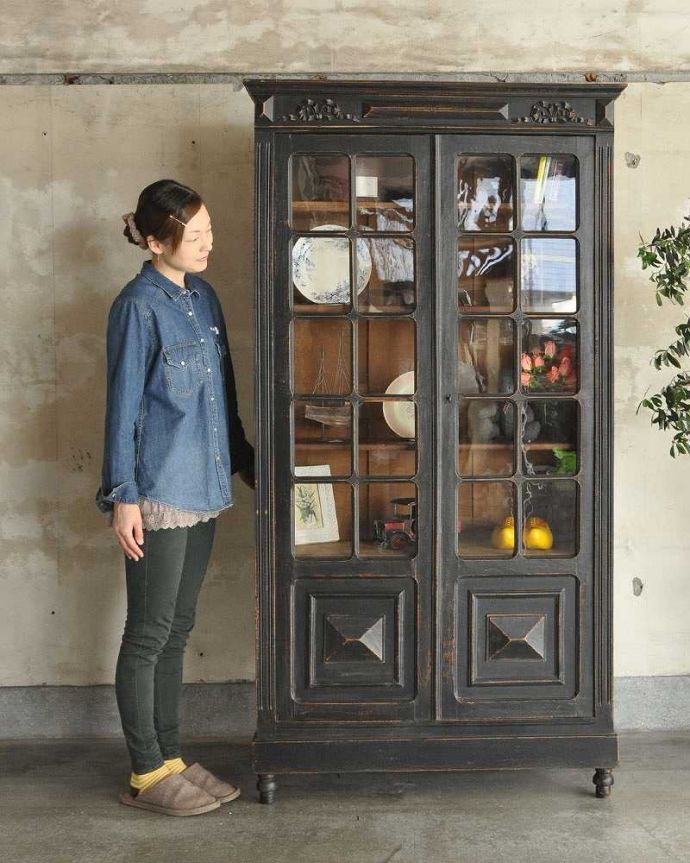 アンティークのキャビネット アンティーク家具 クールなカラーのアンティーク家具、大人のためのフレンチガラスキャビネット。お部屋をパッと彩るフランスらしい色使いフランスらしい色使いのキャビネットは、お部屋の中をパッと明るくなる華やかに彩ってくれるんです。(x-1008-f)