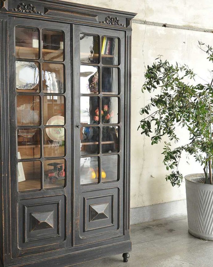 アンティークのキャビネット アンティーク家具 クールなカラーのアンティーク家具、大人のためのフレンチガラスキャビネット。ガラス越しに中をのぞいてみると・・・アンティークのガラスを通して見ると、どんなものでも中に入れたものが、ちょっと高級に見えちゃうんです。(x-1008-f)