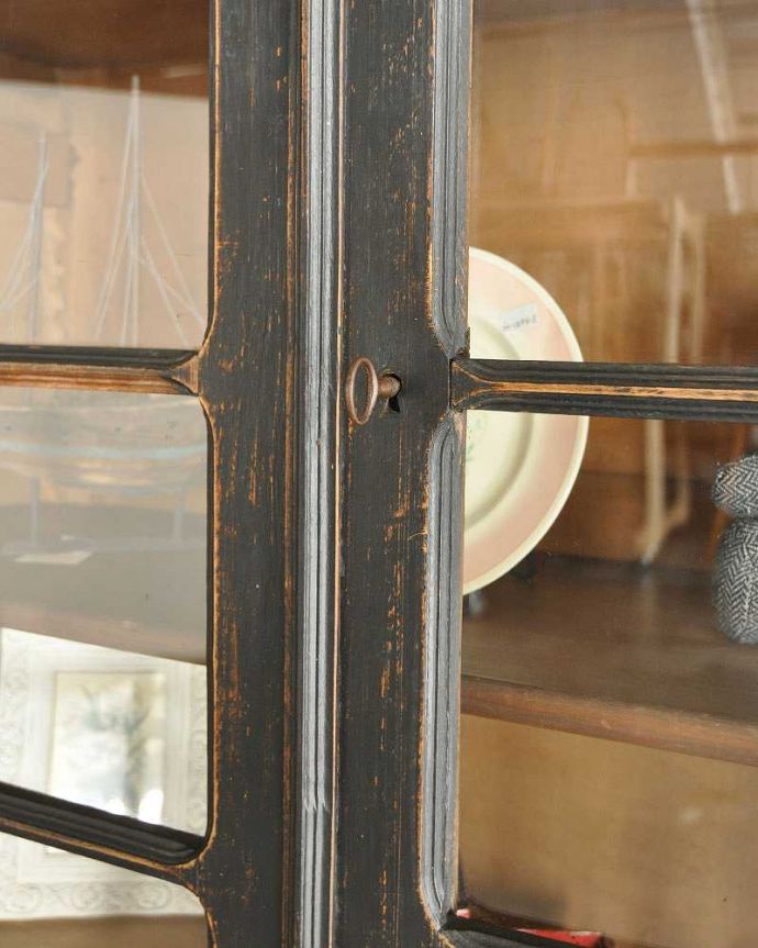 アンティークのキャビネット アンティーク家具 クールなカラーのアンティーク家具、大人のためのフレンチガラスキャビネット。開ける度にワクワクする取っ手鍵を回して開けてください。(x-1008-f)