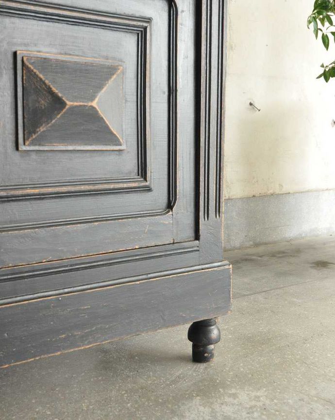 アンティークのキャビネット アンティーク家具 クールなカラーのアンティーク家具、大人のためのフレンチガラスキャビネット。女性1人でラクラク運べちゃう仕掛けHandleのアンティークは、脚の裏にフェルトキーパーをお付けしています。(x-1008-f)