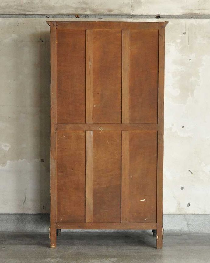 アンティークのキャビネット アンティーク家具 クールなカラーのアンティーク家具、大人のためのフレンチガラスキャビネット。メンテナンスしてあるので後姿もキレイ!アンティークは新品ではないので、もちろん経年変化によるキズはありますが、専門の職人がキレイにお直しをしているので、後ろ姿までキレイです。(x-1008-f)