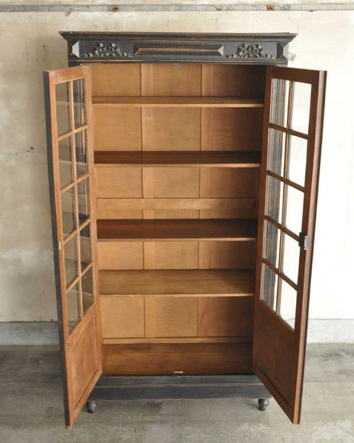 アンティークのキャビネット アンティーク家具 クールなカラーのアンティーク家具、大人のためのフレンチガラスキャビネット。扉を開けると、中はこんな感じです木の棚板は、もともとブックケースとして使われていた証。(x-1008-f)