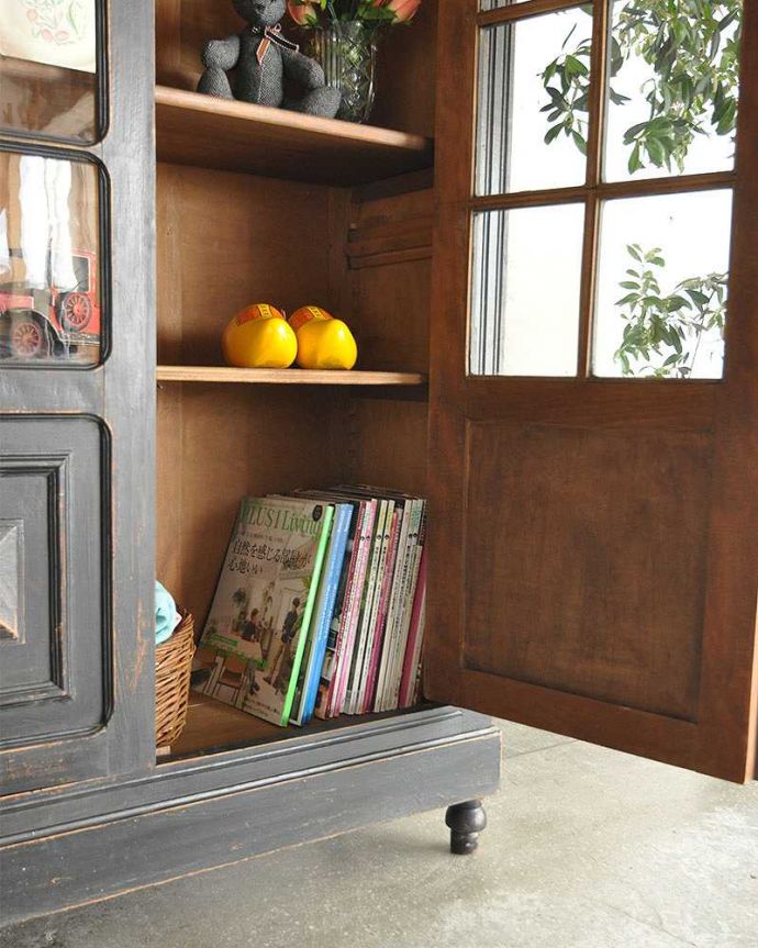 アンティークのキャビネット アンティーク家具 クールなカラーのアンティーク家具、大人のためのフレンチガラスキャビネット。扉の中は収納たっぷりA4サイズの雑誌までしっかり収納出来ちゃう大きさ。(x-1008-f)