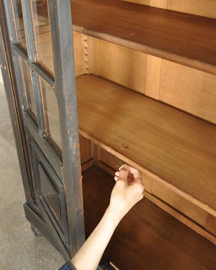 アンティークのキャビネット アンティーク家具 クールなカラーのアンティーク家具、大人のためのフレンチガラスキャビネット。扉に引っ掛ける金具が付いています。(x-1008-f)