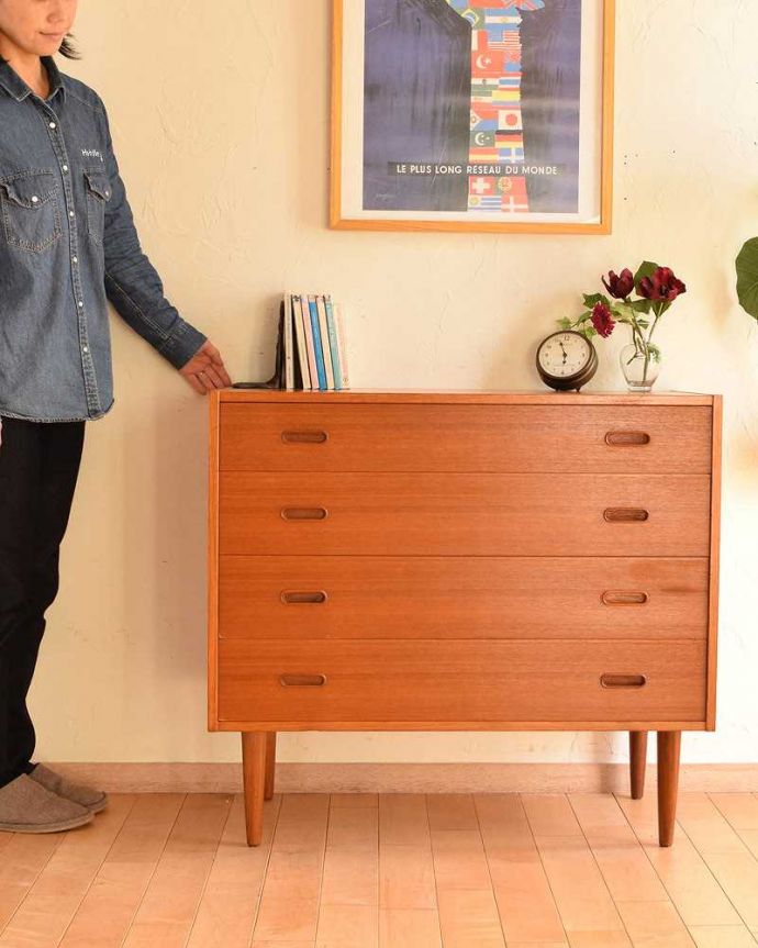 アンティークのチェスト　アンティーク家具　シンプルで使いやすいサイズ感！北欧スタイルのアンティークチェスト（４段）。スッキリとしたシンプルなデザイン北欧スタイルのチェストは、やっぱり見た目がカッコいい！シンプルなのでどんなお部屋にも似合います。(x-1010-f)