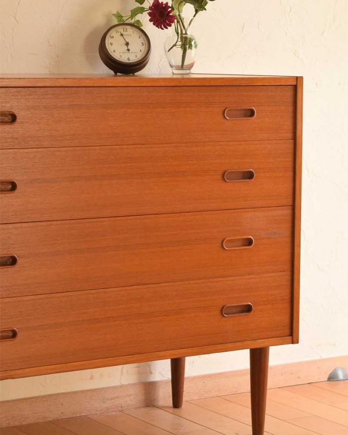 アンティークのチェスト　アンティーク家具　シンプルで使いやすいサイズ感！北欧スタイルのアンティークチェスト（４段）。見えない所もこだわっていますヴィンテージの家具は年代が若いので簡単な修復だけでも使えちゃうんだけれど、長く使って頂けるように、見えない部分もしっかりこだわって修復しています。(x-1010-f)