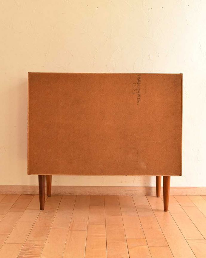 アンティークのチェスト　アンティーク家具　シンプルで使いやすいサイズ感！北欧スタイルのアンティークチェスト（４段）。修復してあるので後ろ姿もキレイです。(x-1010-f)