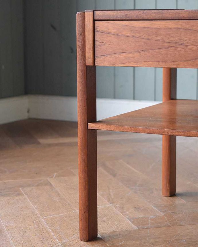 アンティークのテーブル アンティーク家具 北欧インテリア、引き出し付きのヴィンテージコーヒーテーブル。持ち上げなくても移動できます!Handleのアンティークは、脚の裏にフェルトキーパーをお付けしていますので、床を滑らせてれば移動が簡単です。(x-1011-f)