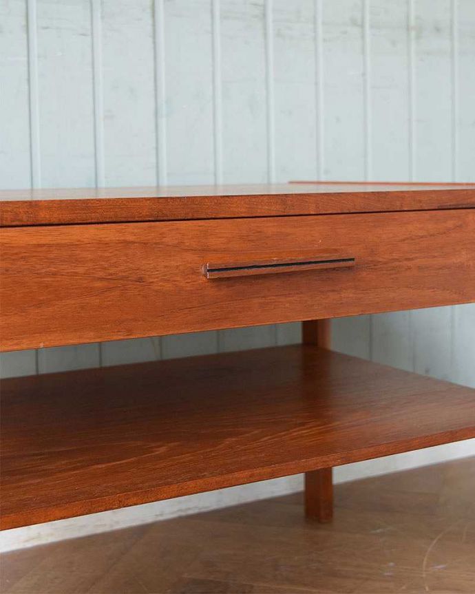 アンティークのテーブル アンティーク家具 北欧インテリア、引き出し付きのヴィンテージコーヒーテーブル。引き出しの取っ手もお洒落です。(x-1011-f)