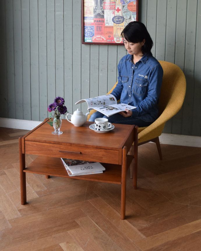 アンティークのテーブル アンティーク家具 北欧インテリア、引き出し付きのヴィンテージコーヒーテーブル。スマートなカッコよさが人気のヒミツ北欧デザインのコーヒーテーブルは見た目のカッコよさと、どんなお部屋にも似合っちゃうシンプルなデザインが人気です。(x-1011-f)