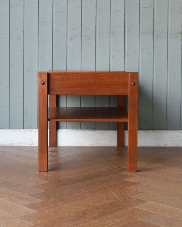 アンティークのテーブル アンティーク家具 北欧インテリア、引き出し付きのヴィンテージコーヒーテーブル。横から見てみてもカッコいい!北欧スタイルのテーブルは、横から見てもやっぱりスマートでカッコいいんです。(x-1011-f)