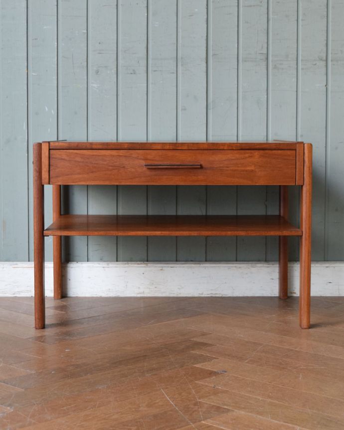 アンティークのテーブル アンティーク家具 北欧インテリア、引き出し付きのヴィンテージコーヒーテーブル。360度、どこから見てもカッコいい!アンティークは新品ではないので、もちろん経年変化によるキズはありますが、専門の職人がしっかりお直しをしているので、どの角度から見てもキレイです。(x-1011-f)