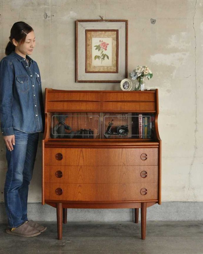 サイドボード　アンティーク家具　お片付けはお任せ！北欧テイストのシンプルなヴィンテージビューロー（デスク）。スッキリとした立ち姿がカッコいい北欧スタイルの家具カッコいいお部屋を作りたい方におススメの北欧デザインの家具。(x-1013-f)