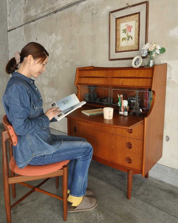 サイドボード　アンティーク家具　お片付けはお任せ！北欧テイストのシンプルなヴィンテージビューロー（デスク）。実は･･･デスクが隠れていますスッキリとしたデザインのサイドボード。(x-1013-f)