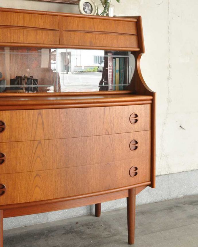 サイドボード　アンティーク家具　お片付けはお任せ！北欧テイストのシンプルなヴィンテージビューロー（デスク）。扉の木目から伝わるあたたかさヴィンテージ家具らしいクールなデザイン。(x-1013-f)