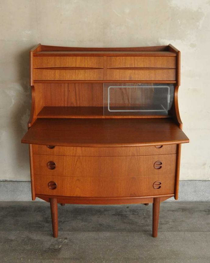 サイドボード　アンティーク家具　お片付けはお任せ！北欧テイストのシンプルなヴィンテージビューロー（デスク）。見た目だけじゃなく収納力もバッチリの実力派ご希望の方にはさらにスッキリ収納できるようコード配線用の穴あけ加工を施してからお届けします（有料+3000円）お気軽にご連絡下さい。(x-1013-f)