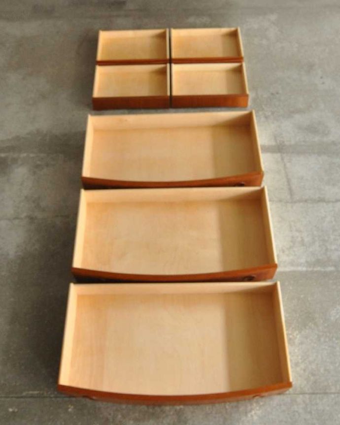 サイドボード　アンティーク家具　お片付けはお任せ！北欧テイストのシンプルなヴィンテージビューロー（デスク）。キレイにお直ししました引き出しの中も修復の際、専門の職人がキレイにしました。(x-1013-f)